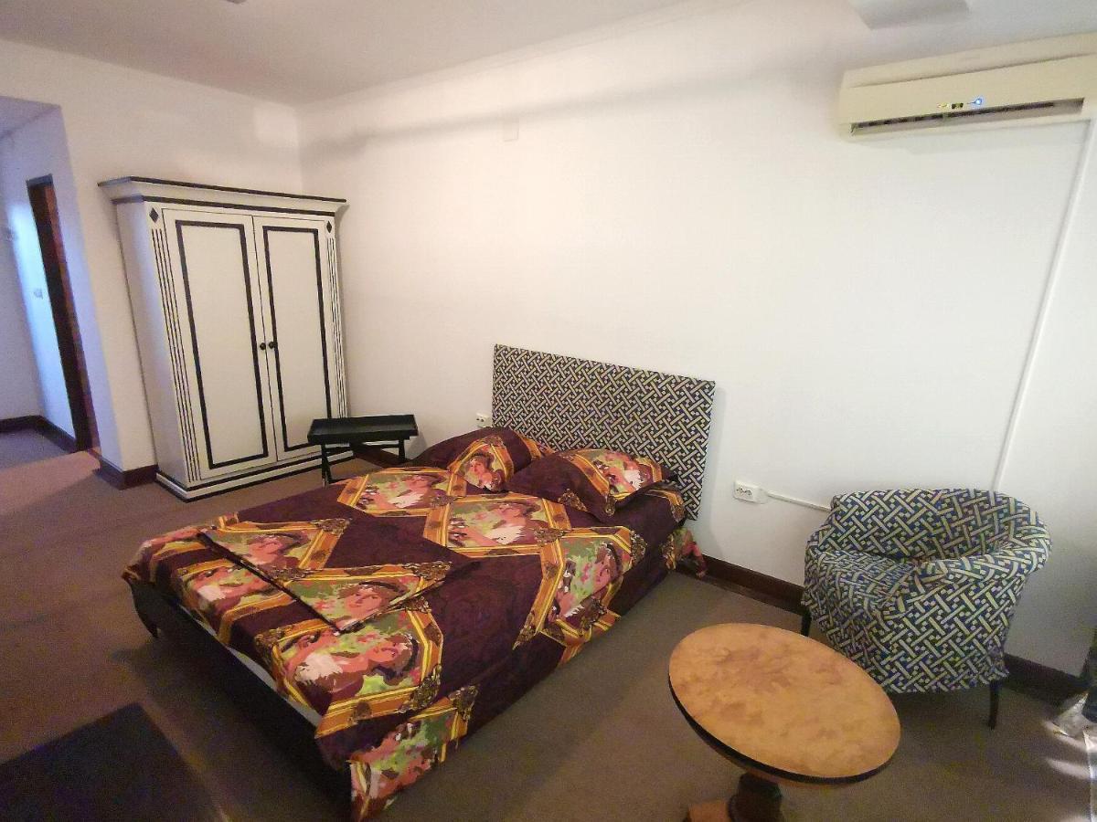 Hotel Dinastia Piteşti Exteriör bild
