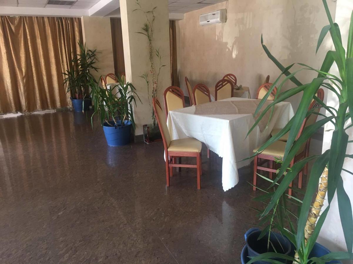 Hotel Dinastia Piteşti Exteriör bild