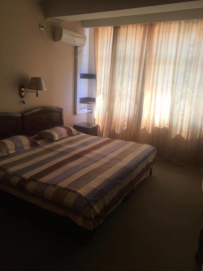 Hotel Dinastia Piteşti Exteriör bild
