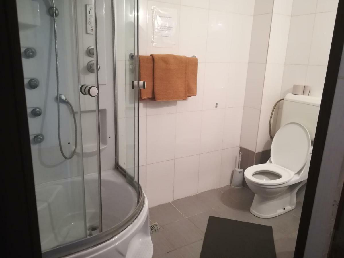 Hotel Dinastia Piteşti Exteriör bild